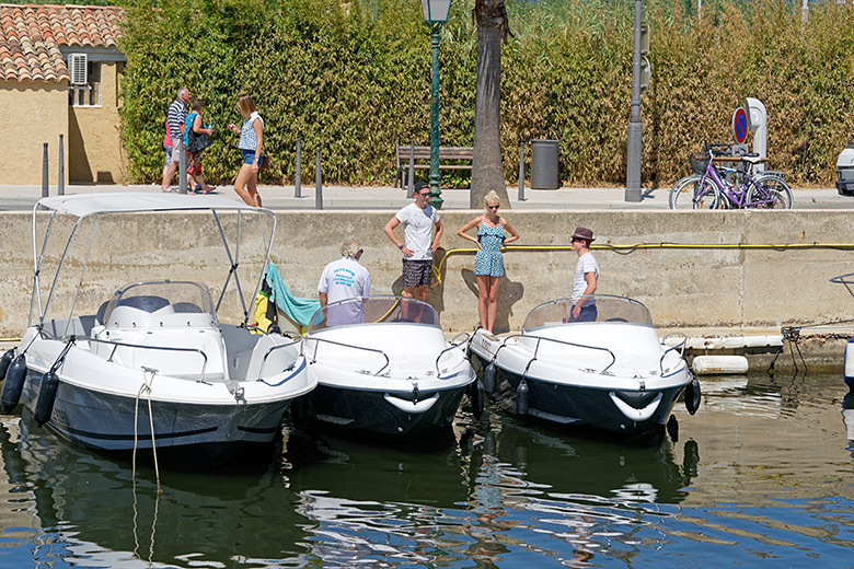 Boat rental along the 'Quai des Fosss'