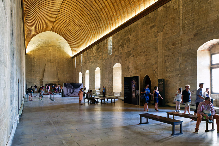 The Great Hall is 48 m (158 ft) long and covers 500 m&sup2; (1,582 ft&sup2;)