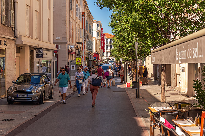 ...which runs parallel to the 'Rue d'Antibes'