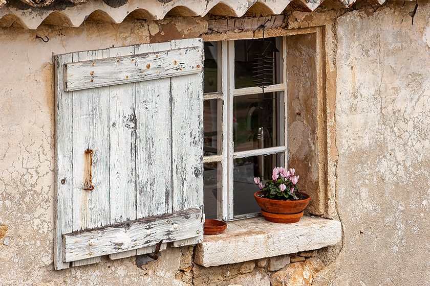 It looks like somebody still lives here!