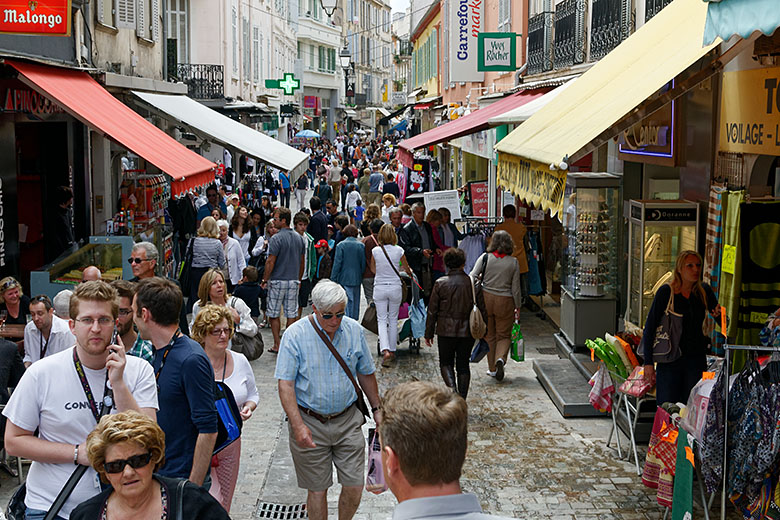 The rue Meynadier is as crowded as it is in July