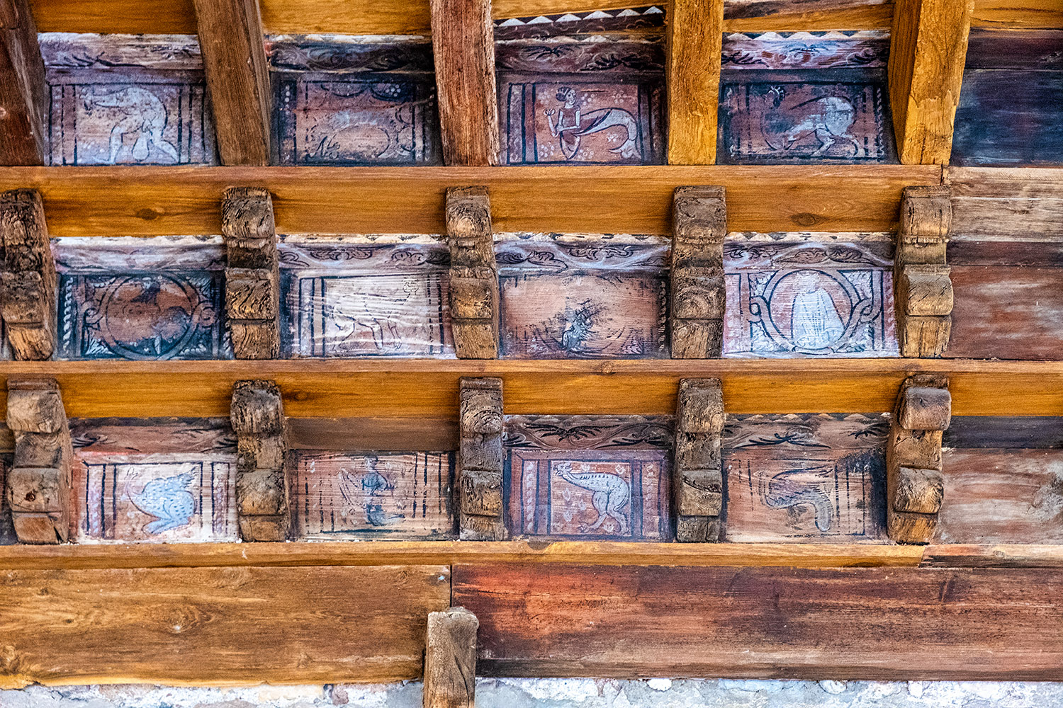 The wooden ceiling of the cloister: a kind of medieval Facebook