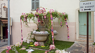 A fountain decorated with flowers