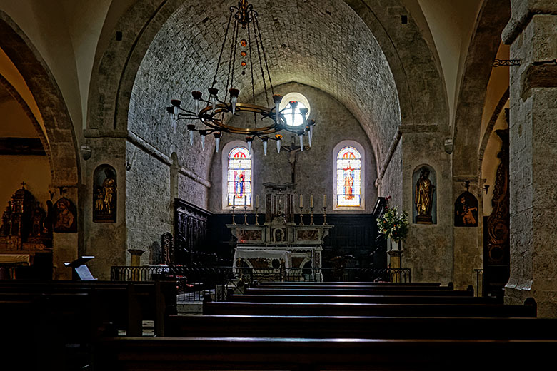 Inside the 'Église Collégiale'