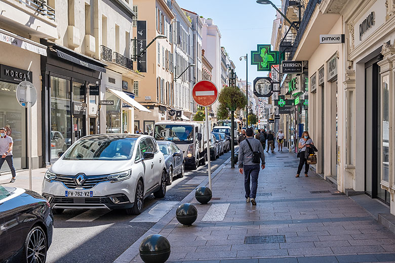 Most stores are closed, so there are few people in the 'rue d'Antibes'