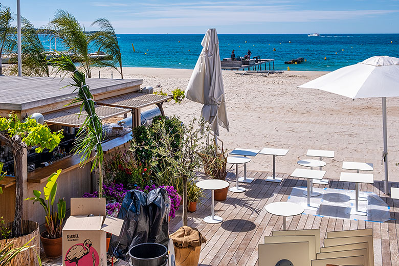 The terraces of the beach restaurants must be swept and set up