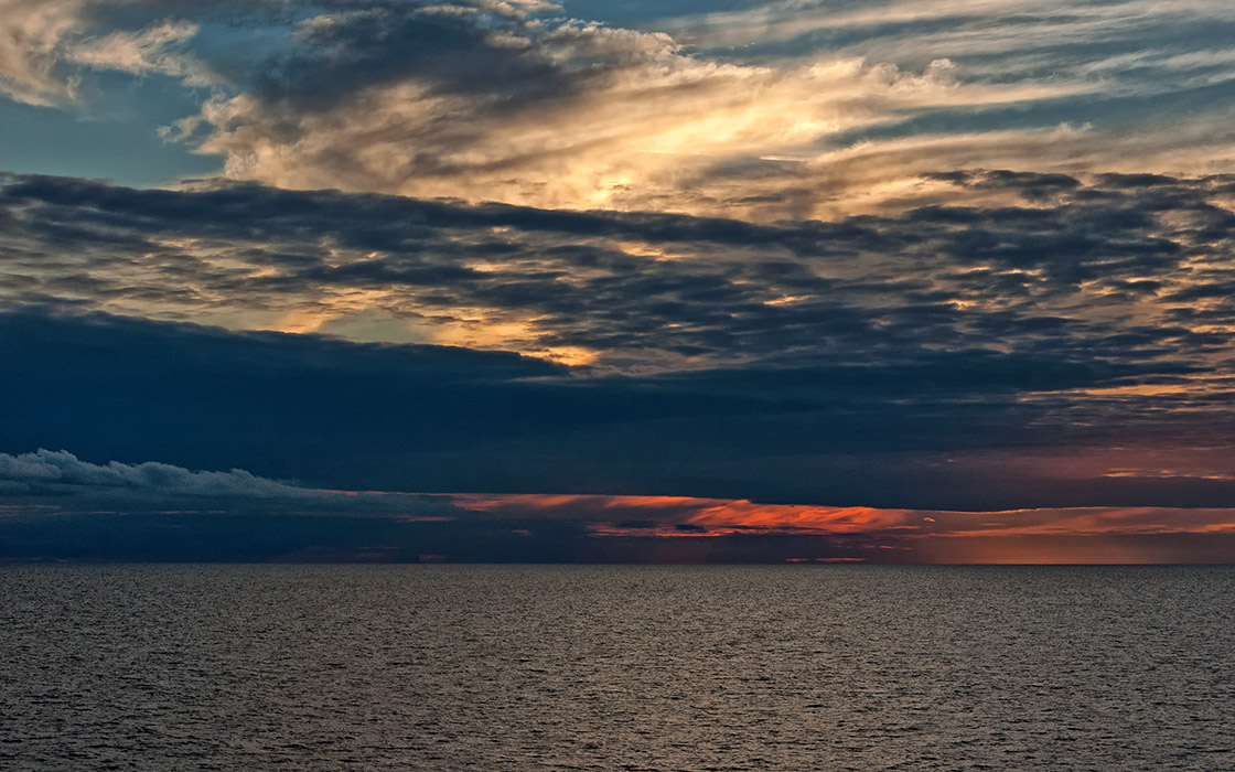 Dusk somewhere on the North Sea (Nikon D70 photo)