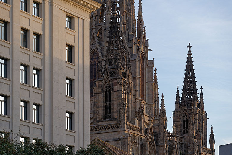 Contrasting styles on the 'Avinguda de la Catedral'