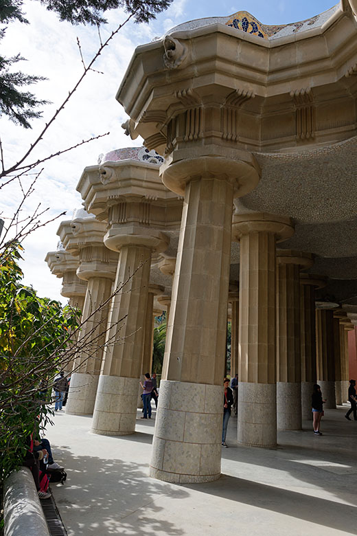 Gaudí's angled columns