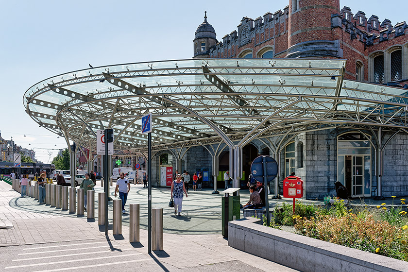 Glass canopy in front of the Ghent railway station