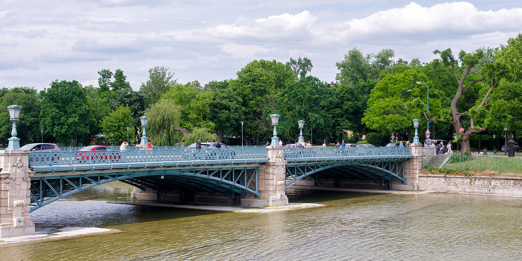 The Zielinski Bridge leads from Heroes' Square to City Park