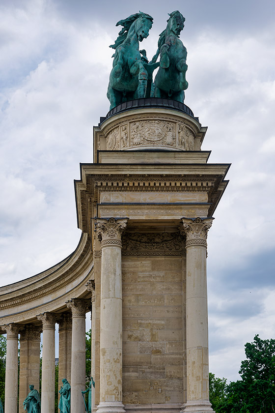 Inner part of the left colonnade