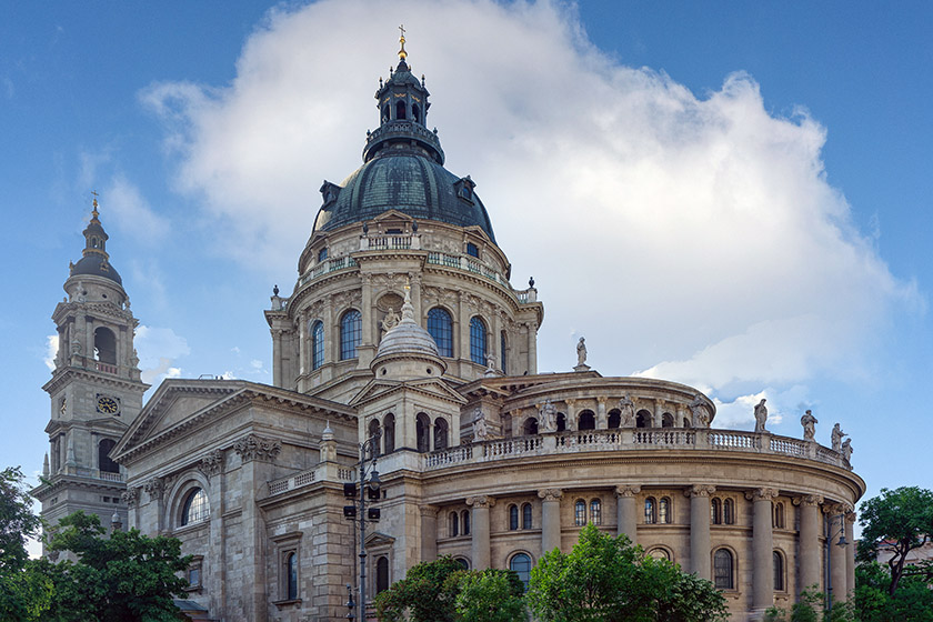 The basilica photographed from Bajcsy-Zsilinszky street