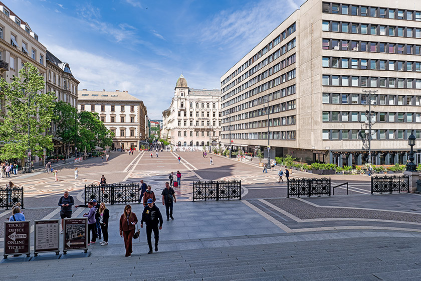 Looking across Saint Stephen's Square towards the 'Fat Policeman'