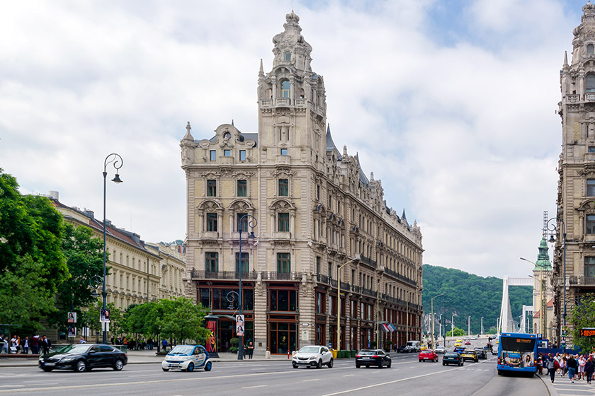 The Matild Palace hotel with the Elisabeth Bridge in the background