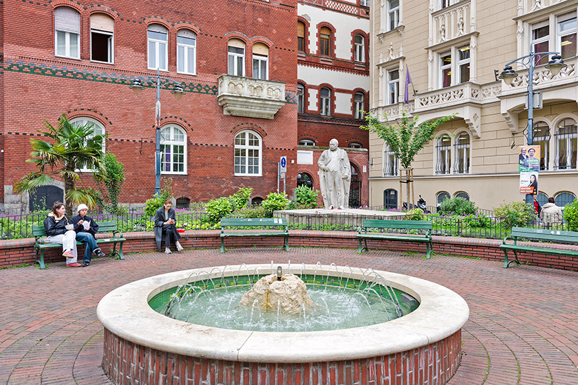 Statue of Kálmán Mikszáth