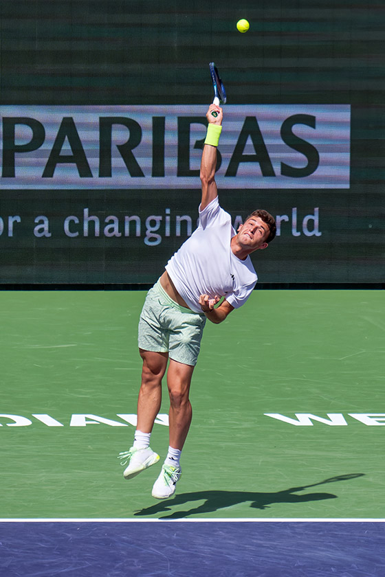 Luca Nardi serving