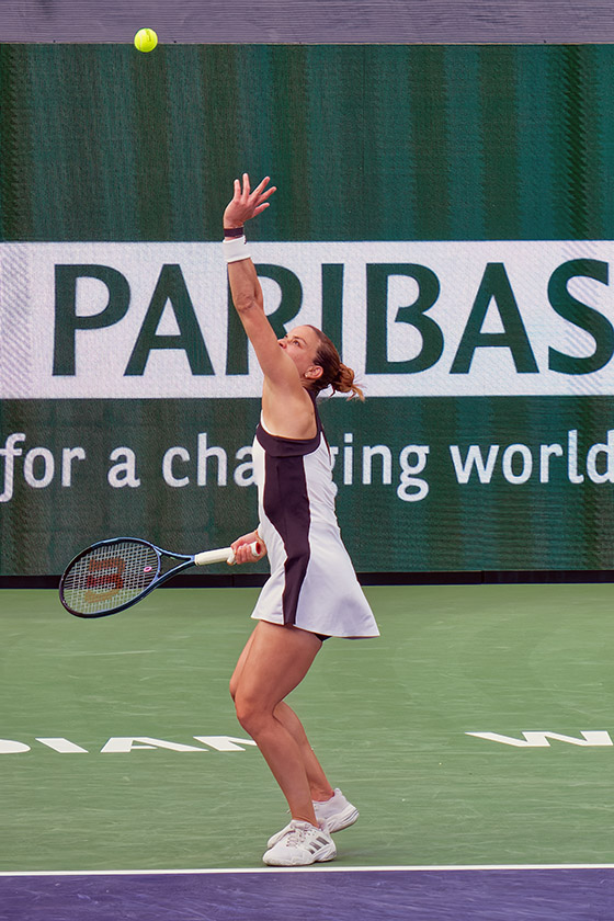 Maria Sakkari serving to Diane Parry