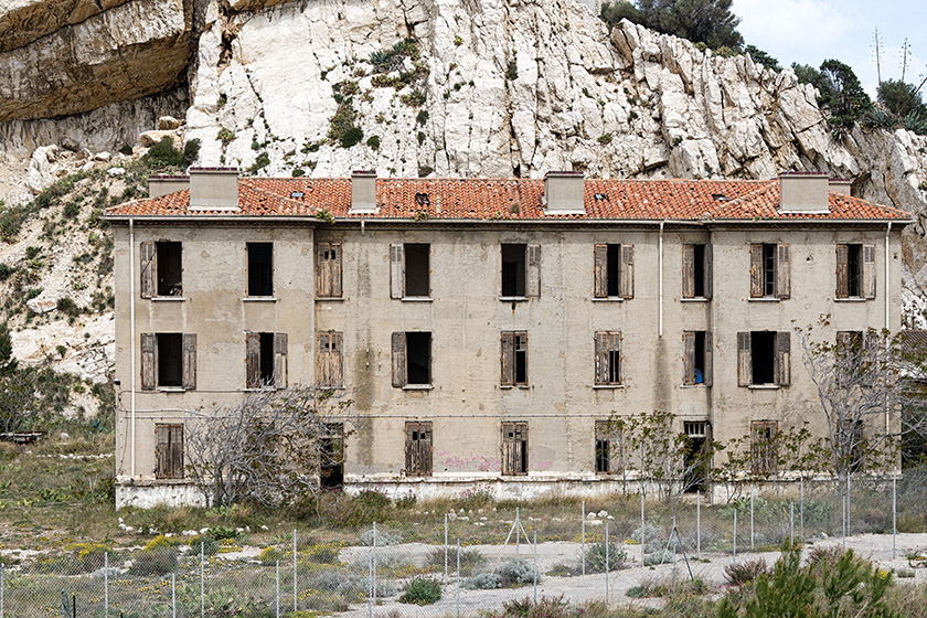 Abandoned building on the way to the 'Hôpital Caroline'