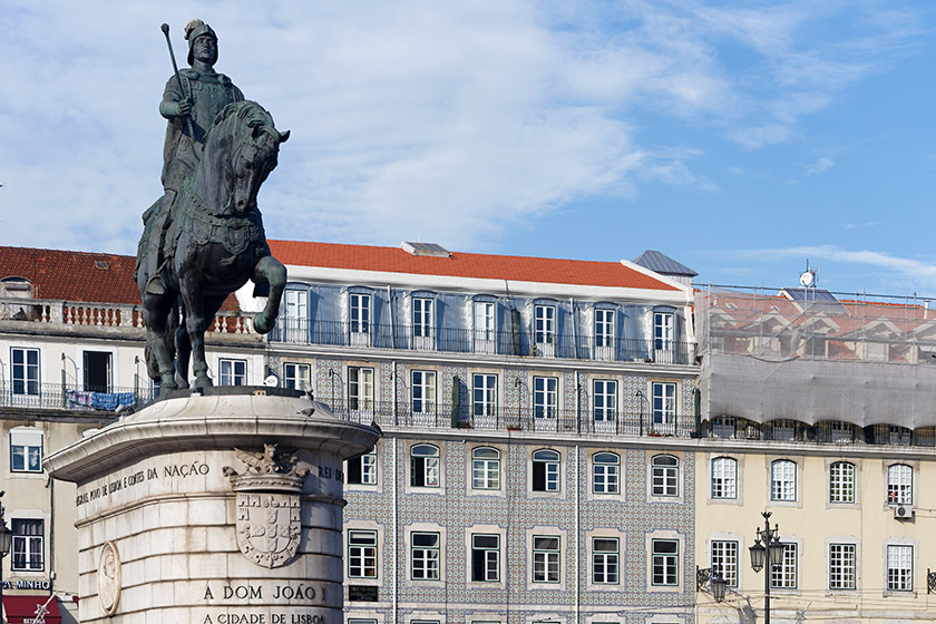 'Estátua de Dom João I' (Statue of King John I) on Praça da Figueira