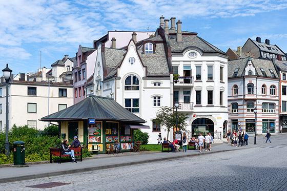 Walking on Notenesgata Street