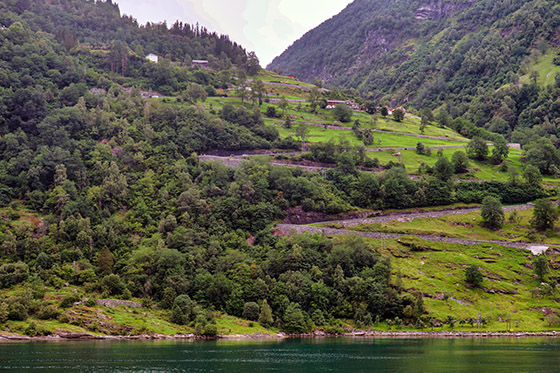 Leaving Geiranger and passing Eagle Road we drove up earlier