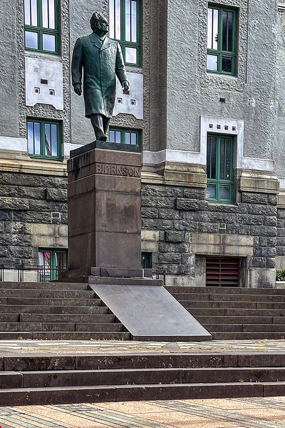 Statue of Bjrnson in front of the theater