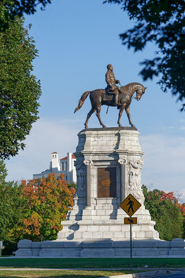 The Robert E. Lee monument at Lee Circle