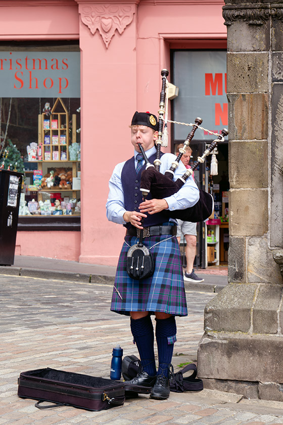 Playing the bagpipes in Grassmarket