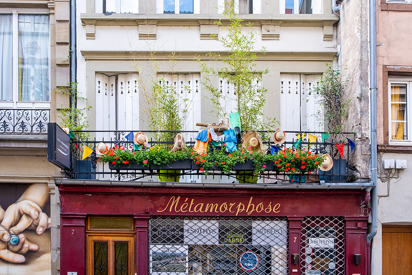 Interesting façade on the 'Rue du Jeu-des-Enfants'