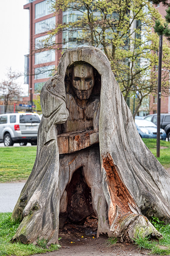 Carved tree trunk In Creekside Park