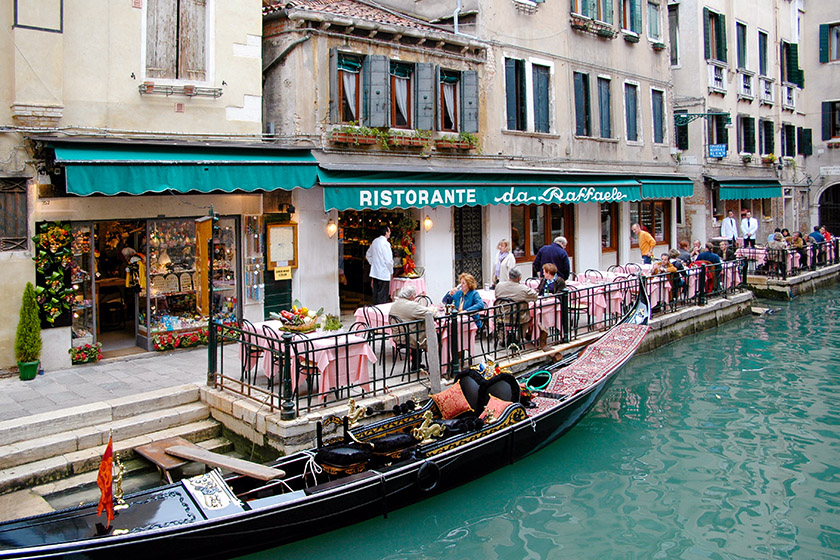 There are many places where one can dine 'al fresco' along a canal
