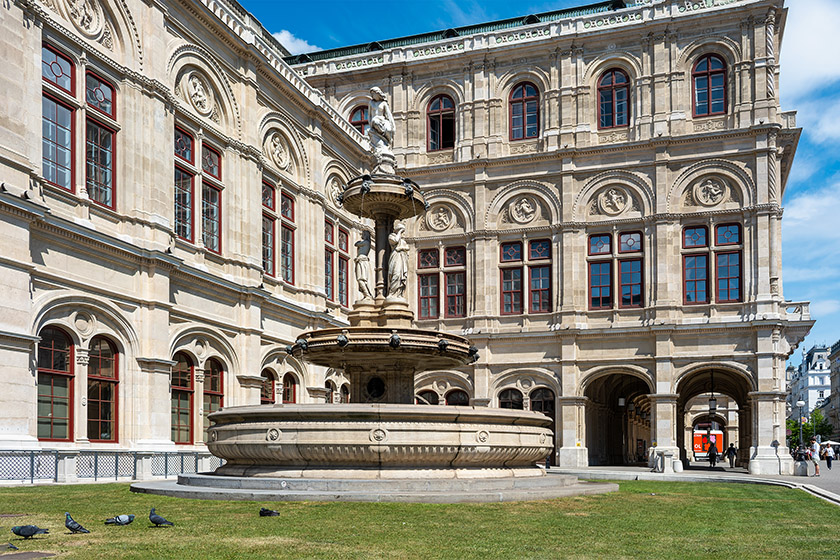 Another look at the Lorelei Fountain on the Herbert-von-Karajan-Platz