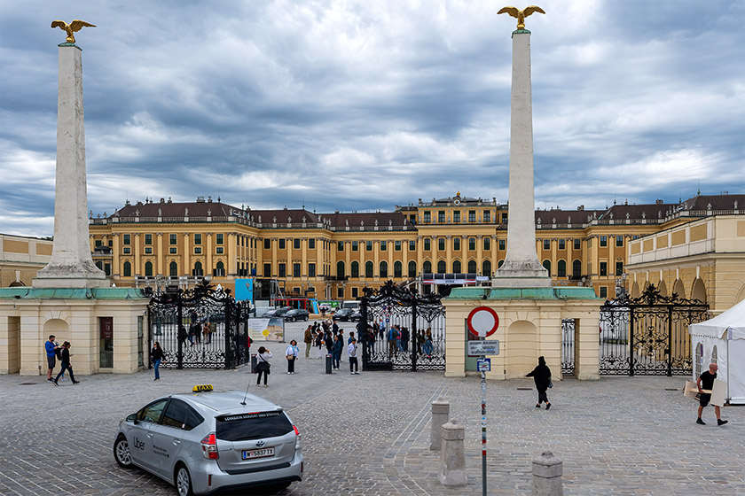 Main entrance and courtyard of Sch&ouml;nbrunn Palace