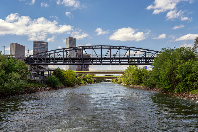 The Gaswerksteg allows gas pipes to cross the Donaukanal
